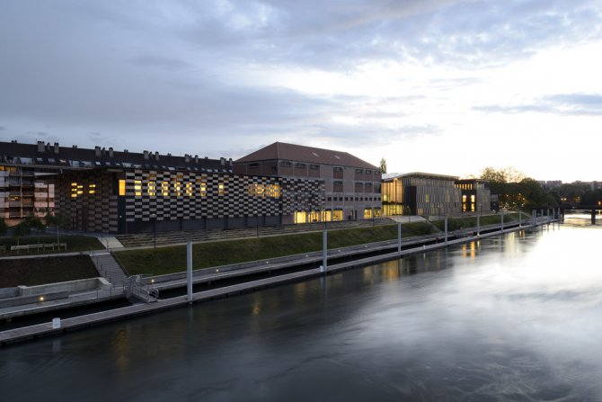 Vue de 3/4 de la Cité des Arts depuis le Doubs