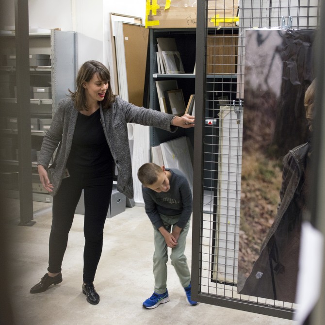 œuvres du FRAC Divers tableaux accrochés dans des armoires métalliques
